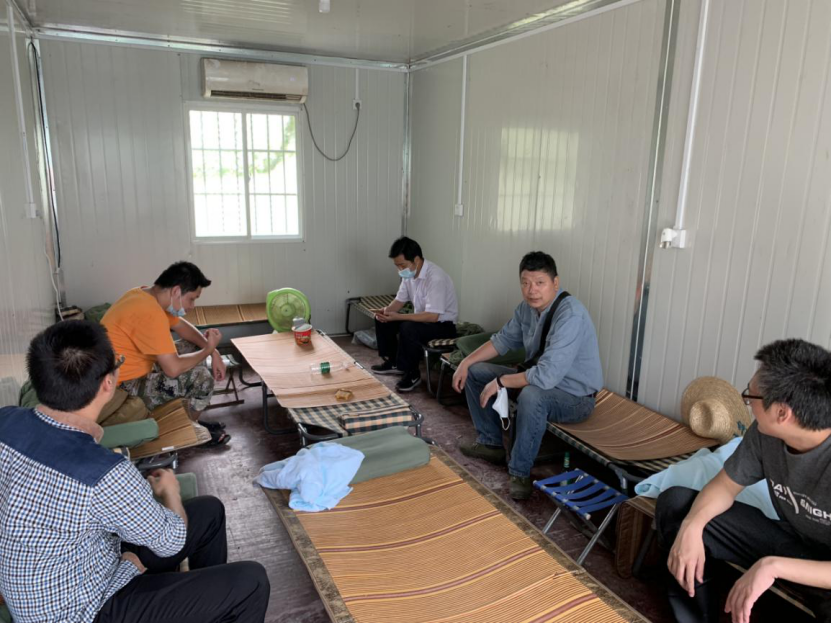 (图为曹胜亮教授防汛区休息室给大家讲思政课)