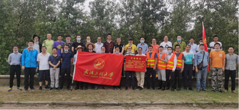 (图为武汉工程大学25日值守人员交接班合影)