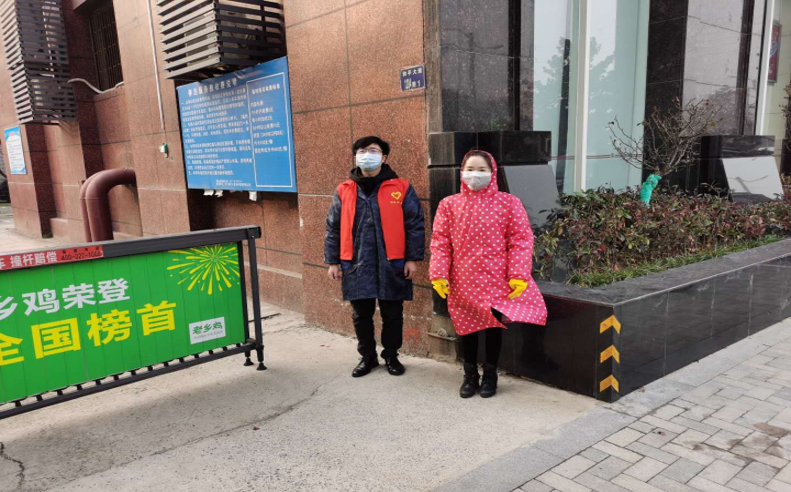 马院党员教师王威既报名学校志愿者又夫妻同做青山区抗疫志愿者