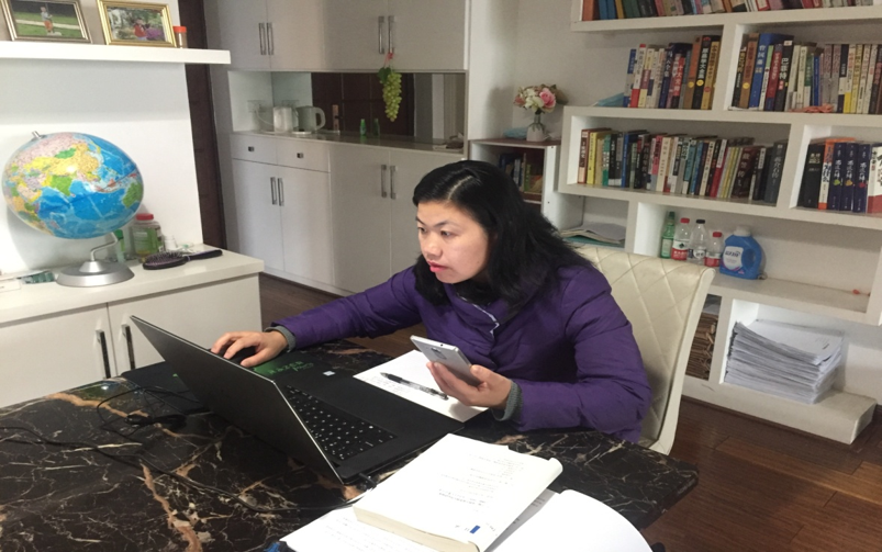 (图为施老师在家备课)